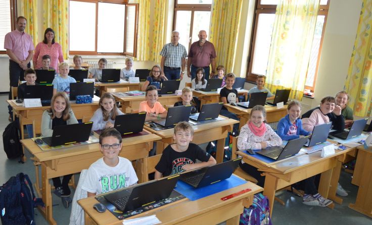 Die Schüler freuen sich über ihre neuen Laptops. Foto: NMS Rastenfeld