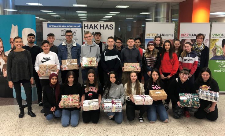 Die Schüler mit ihren fertigen Präsenten. Foto: HAS Krems