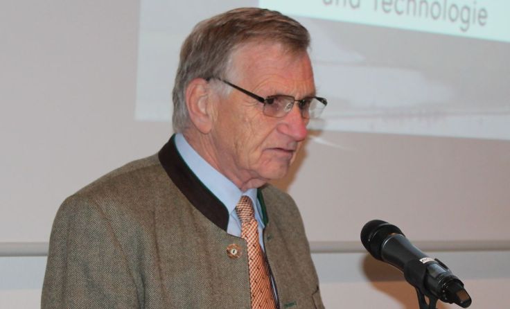Wasserverbandsobmann Heinz Stummer stellte das Bauprojekt vor. Foto: Brandt