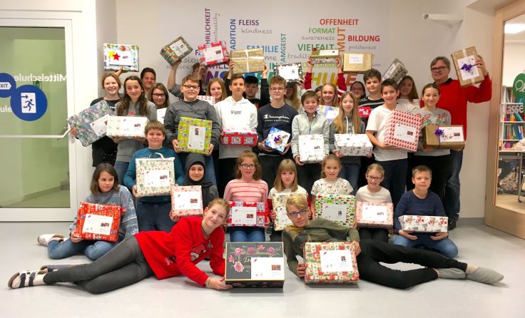 Die Schüler mit ihren liebevoll verpackten Geschenkkartons. Foto: NMS Grafenegg