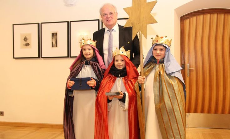 Die Sternsinger zusammen mit Bürgermeister Reinhard Resch (SPÖ). Foto: Stadt Krems