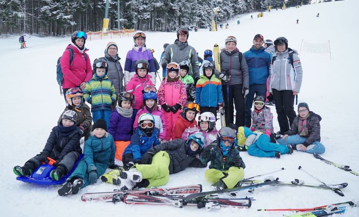 Die Dürnsteiner Volkschüler mit Eltern und Lehrern am Jauerling. Foto: VS Dürnstein