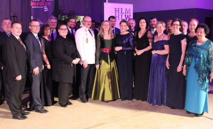 Direktorin Sabine Hardegger (Mitte) mit den Ehrengästen. Foto: HLM HLW Krems