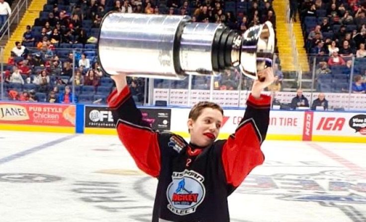 Benedikt Wieser mit dem Pokal. Foto: zVg