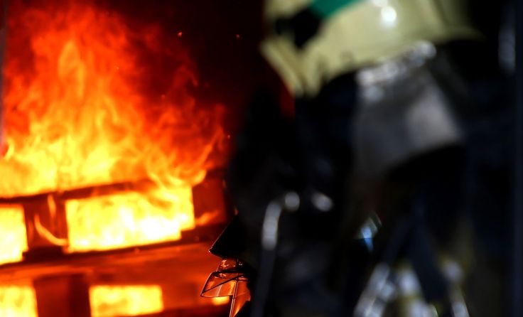Ein Wohnhausbrand in Schiltern forderte sieben Feuerwehren. Symbolfoto: Weihbold