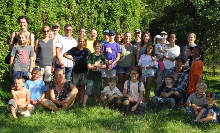 Kindergruppe des Waldmobils mit Eltern und Gemeindevertretern. Foto: Brigitte Allinger