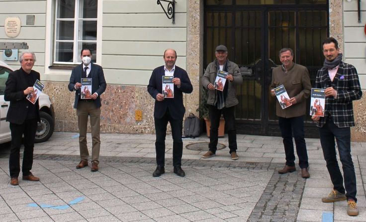 Die Verantwortlichen freuen sich über die neue Broschüre. Foto: Stadtgemeinde Scheibbs