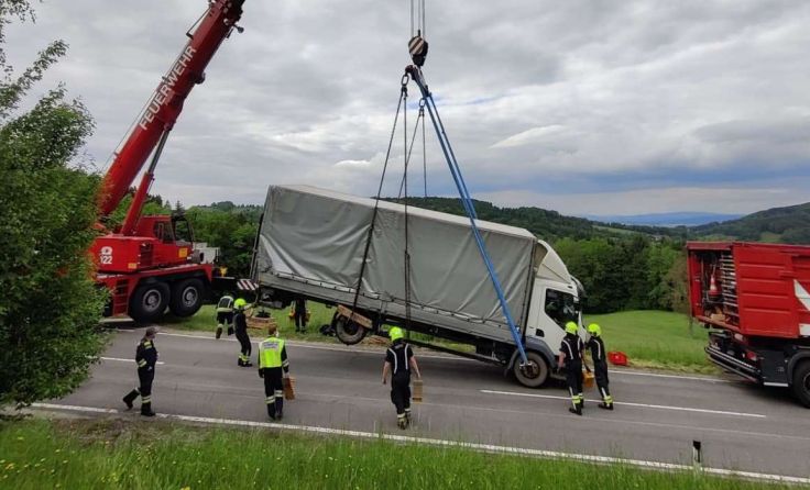 Der LKW wurde mit einem Kranwagen geborgen. Foto: BFKDO Scheibbs, Wagner