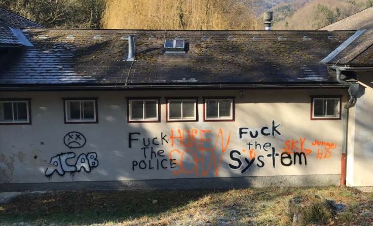 Die beschädigte Fassade des Lehenhofs. Foto: Polizei Scheibbs