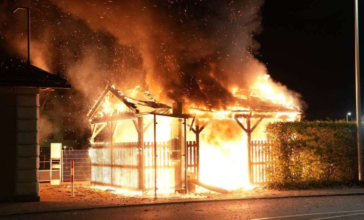 Ein Müllsammelplatz stand lichterloh in Flammen. Foto: ASB ÖA Thomas Wagner