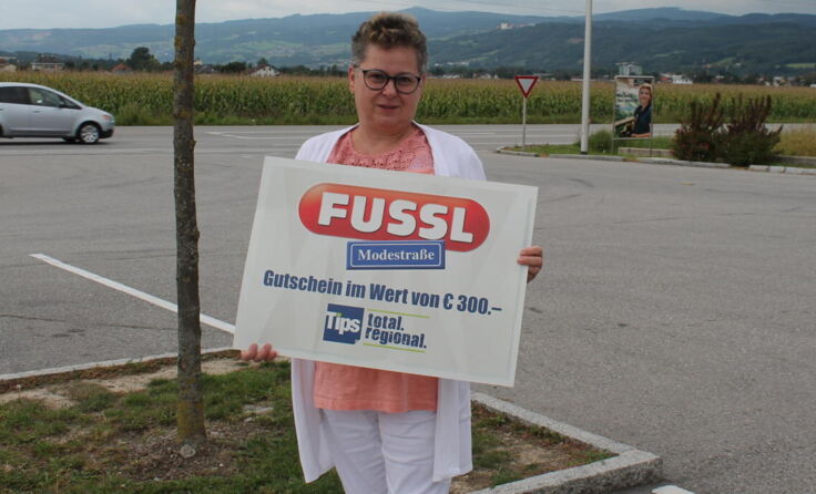 Petra Schoenwolff freute sich riesig über den Gewinn der Fussl-Gutscheine. (Foto: Brandt)