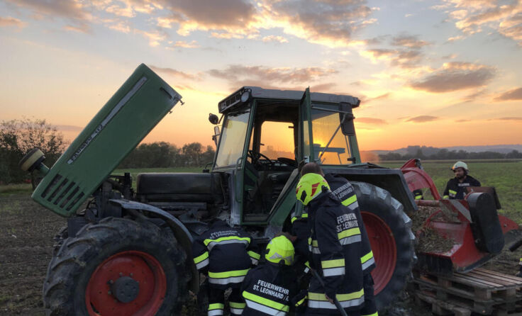 Der Traktor war aus unbekannter Ursache in Brand geraten. (Foto: Niklas Zeiß)