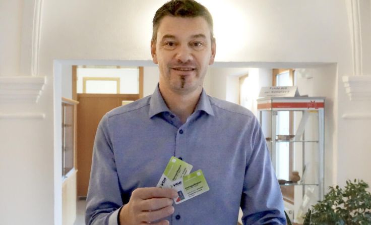 Bürgermeister Thomas Vasku mit den beiden „Öffi“-Jahreskarten. (Foto: Marktgemeinde Loosdorf)