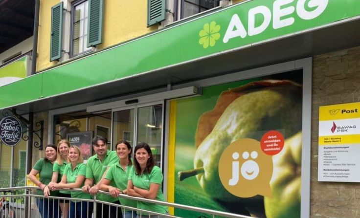 Stefan Furtlehner und sein Team vor dem frisch renovierten Markt (Foto: ADEG Furthlehner)