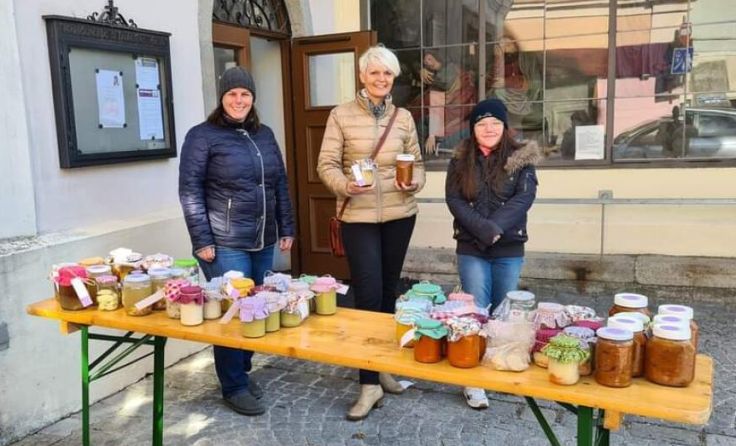 Verkauf bei der Kirche: Bettina Weiß, Ulrike Schachner, Leonie Frühauf (Foto: Stadtgemeinde Ybbs)