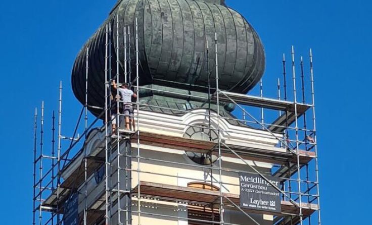 Der Manker Kirchturm ist bereits eingerüstet (Foto: Stadtgemeinde Mank)