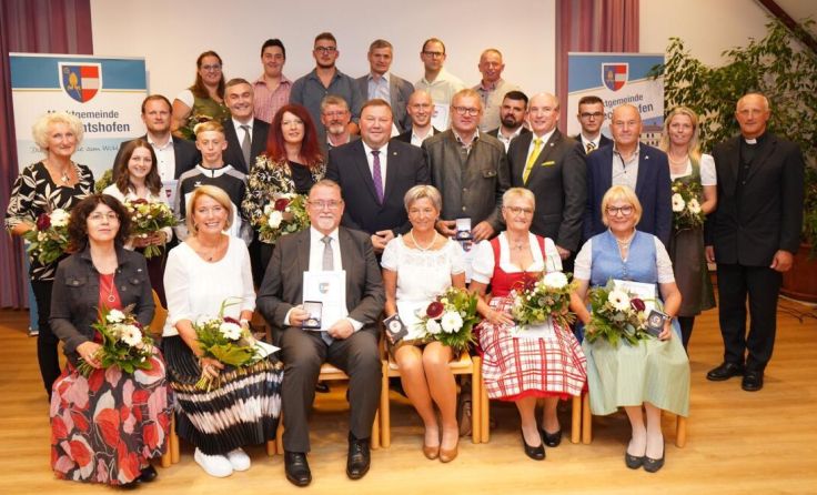 Bürgermeister Leopold Gruber-Doberer im Kreise der Geehrten. (Foto: Peter Herzog)