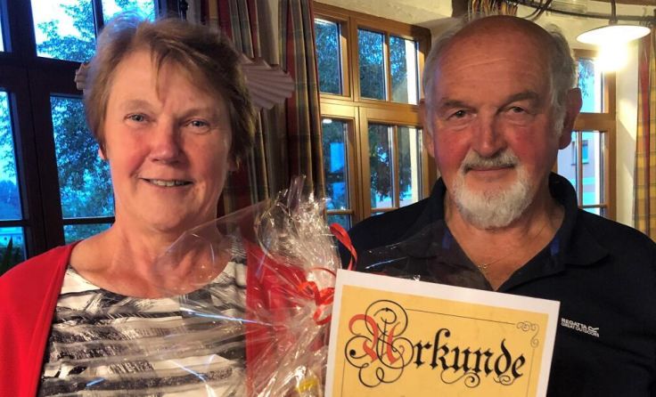 Tagessiegerin Hermine Brandl mit Turnierleiter Lothar Grubich (Foto: Seniorenbund)
