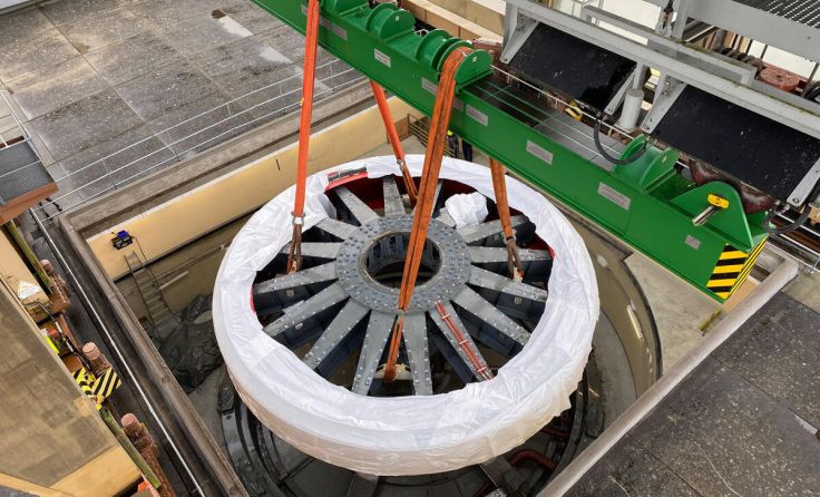 Das Einheben des gewaltigen Rotors erfordert Präzisionsarbeit. (Foto: VERBUND)