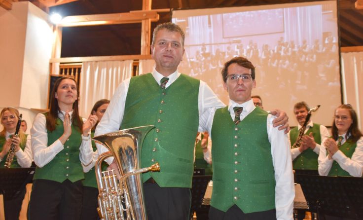 Harald Buchner (l.) übergab die musikalische Leitung an Georg Palmanshofer. (Foto: BGBTV/Kern)