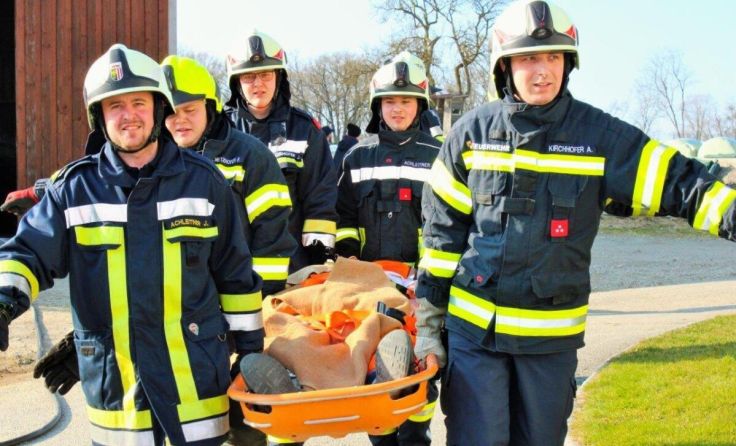 Die Einsatzkräfte beim Abtransport eines "Verletzten" in Saxen. (Foto: BFK Perg)