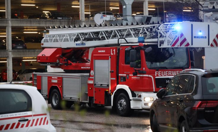 Die Feuerwehr musste zunächst von einem Brandeinsatz ausgehen. (Foto: laumat.at/Matthias Lauber)