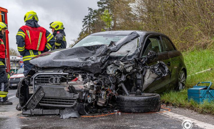 Das Auto wurde bei dem Zusammenstoß schwer beschädigt. (Foto: Team Fotokerschi.at / Rauscher)
