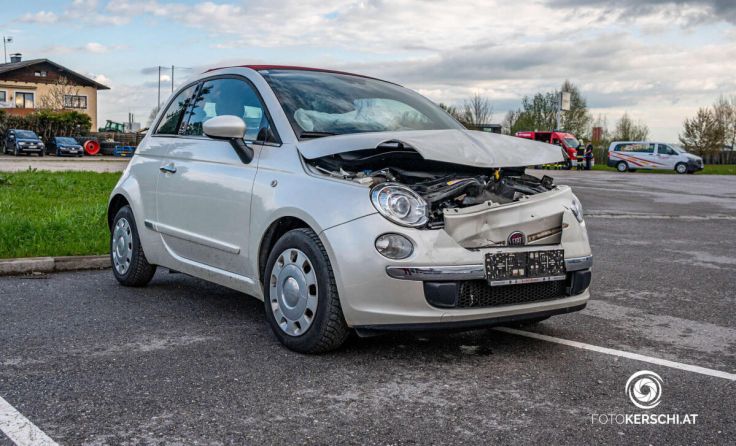 Der Pkw wurde bei dem Unfall massiv beschädigt. (Foto: Team Fotokerschi.at / Rauscher)