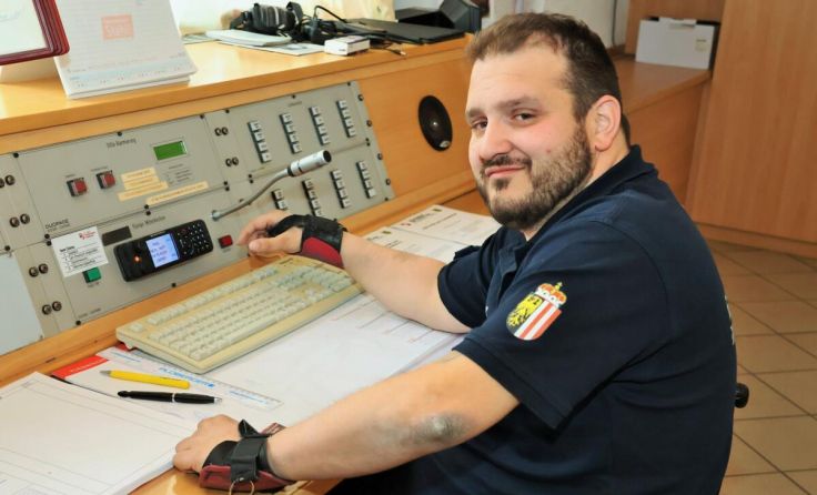 Sascha Steininger bei der Arbeit in der Einsatzzentrale. (Foto: Christian Strach)