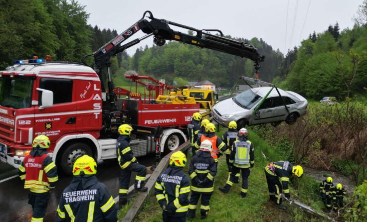 Die Feuerwehr barg das Fahrzeug mit einem Kran. (Foto: Team Fotokerschi.at/Panchuk)