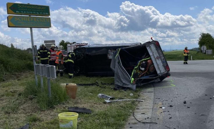 Die beiden Fahrzeuge wurden bei dem Crash schwer beschädigt. (Foto: Team Fotokerschi.at / Doms)