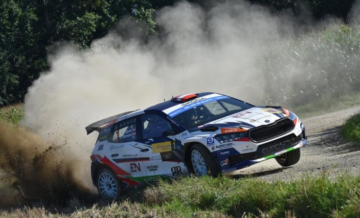 Jubeln über den Sieg: Simon Wagner und Sigi Schwarz (Skoda Fabia RS Rally2). (Foto: Harald Illmer)
