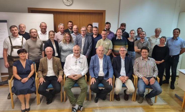 Die 22 frischgebackenen Facharbeiter (Foto: OÖ Landesverband für Bienenzucht)