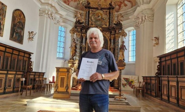 Komponist Johann Stegfellner mit seiner Sinfonie. (Foto: Riegler-Aspelmayr)