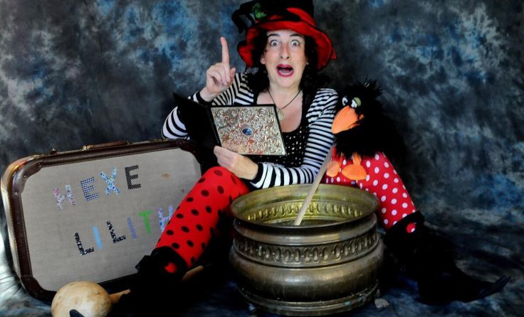 Hexe Lilith lädt zum Kinder zum Mitspieltheater. (Foto: MOVING ACTS)