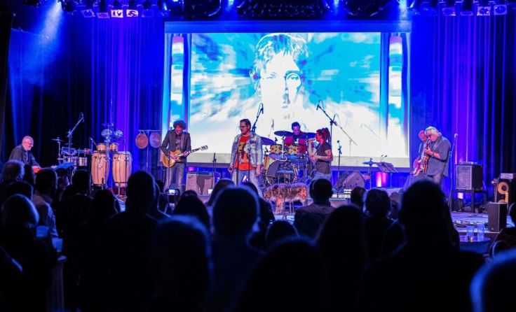 Die Musiker mischen sich bei dem Konzert immer wieder durch. (Foto: Stefan Weinberger)