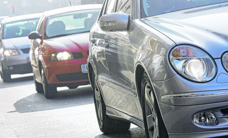 Die Bewohner der Aschacher Bahnhofsstraße haben Angst im Verkehr zu ersticken. Symbolfoto: Weihbold