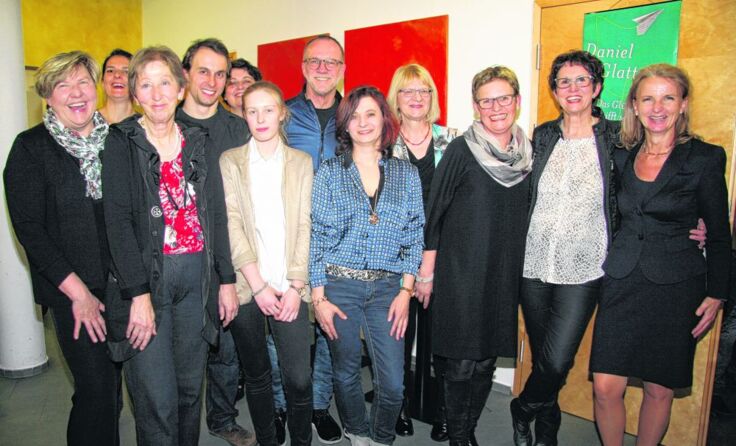 Das Bücherei-Team mit Autor Daniel Glattauer (Mi.) und Gitarrist David Lindorfer. Foto: Heindl