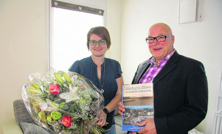 Bürgermeister Johann Stadelmayer hieß Christina Greinecker in Eferding willkommen. Foto: Heindl