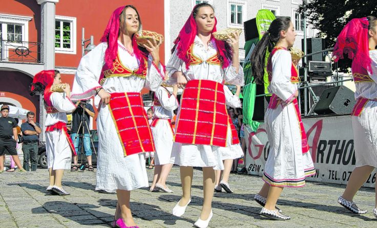 Den Besuchern wird ein multikulturelles Programm aus Tanz und Musik geboten. Foto: Petra Straßl