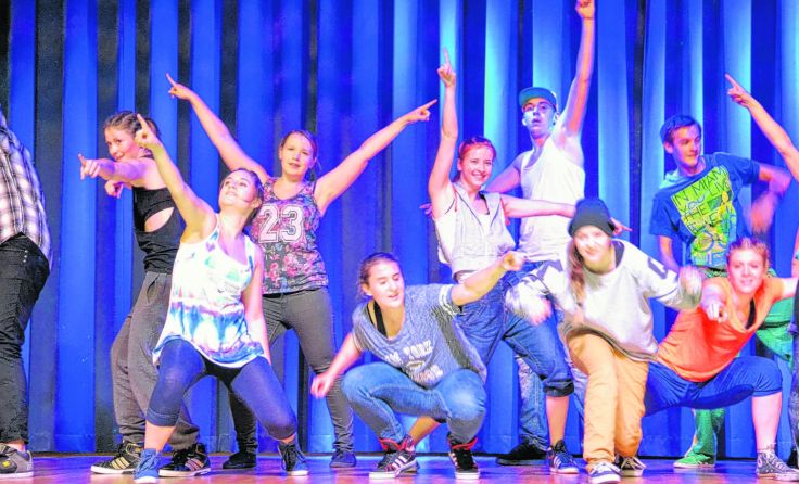 Die jungen Tänzer bringen das Kulturzentrum Bräuhaus zum Beben.