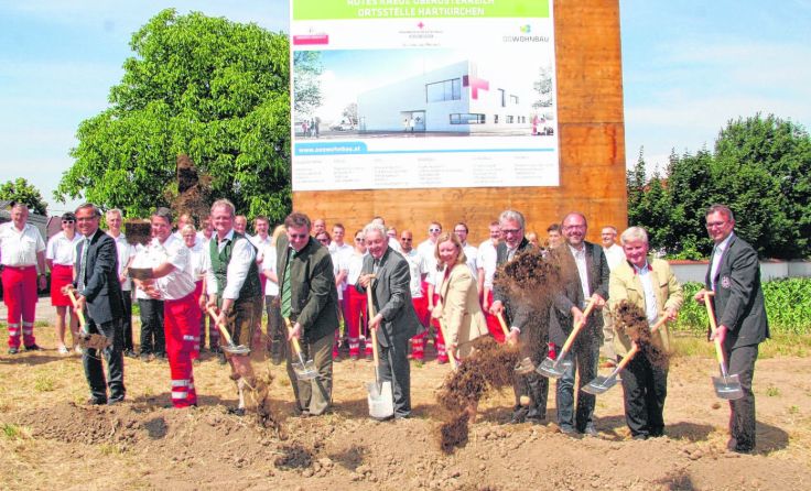 Beste Stimmung beim Spatenstich für die neue Rotkreuz-Dienststelle. Foto: Heindl