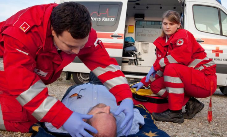 Ein Sanitäterteam prüft die Vitalfunktionen eines Notfallpatienten. Foto: ÖRK