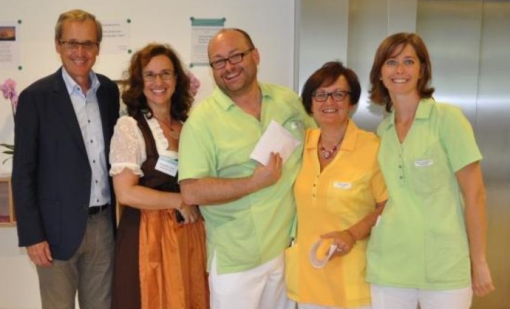 Bgm. Gerhard Baumgartner freut sich mit dem Team über das neue Haus.