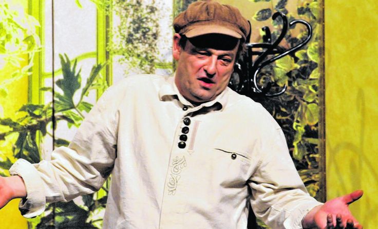 Theaterleiter Josef Krenmair steht natürlich auch selbst auf der Bühne. Foto: Leo Kral