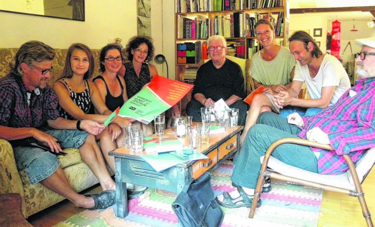 Nicht in voller Besetzung, aber fast: Die Künstler bei einer letzten Besprechung. Foto: Regef
