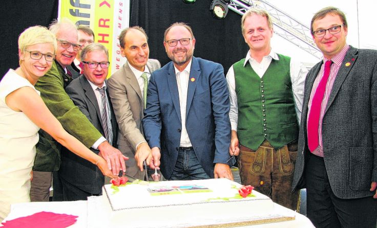 Feierliches Anschneiden der Geburtstagstorte in Aschach. Foto: Heindl
