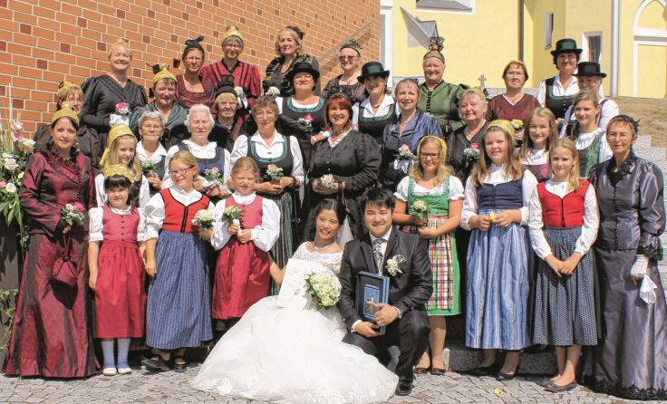 Das glückliche Ehepaar aus China mit den Samareiner Goldhaubenfrauen. Foto: Wahlmüller
