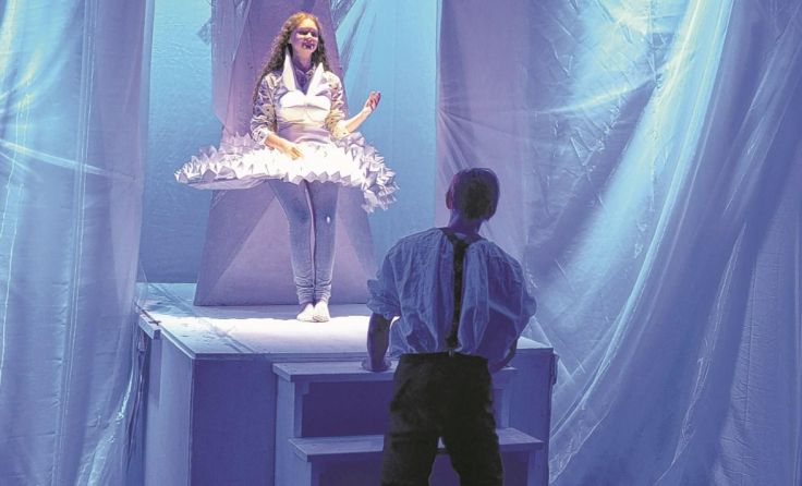 Schüler und Lehrer erzählen die Geschichte des „Winterprinzen“.