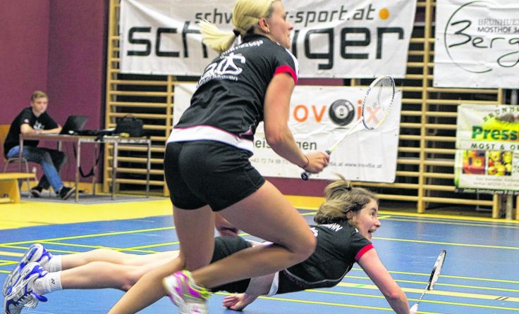 Mit vollem Einsatz zum Sieg: Maria Steinmann (liegend) und Iris Freimüller. Foto: Meindl